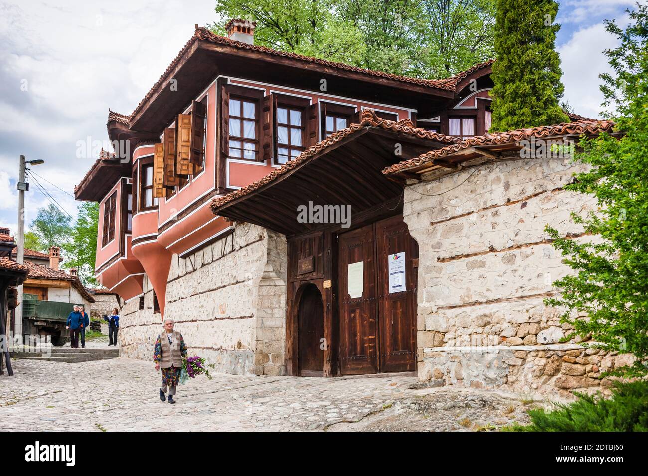 Bulgarisches traditionelles Haus und Straße von Koprivshtitsa, Sofia Provinz, Bulgarien, Südosteuropa, Europa Stockfoto