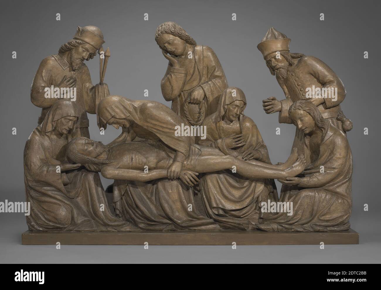 The Lamentation, ca. 1470, Holz, 122.56 × 183.2 × 34.29 cm (48 1/4 × 72 1/8 × 13 1/2 in.), wenig bekannt über dieses interessante Objekt aus Holz geschnitzt und ursprünglich mit verschiedenen Farben bemalt, so dass es realistischer wirkt. Basierend auf der Mischung aus italienischem Renaissance-Einfluss und internationalem Gotik-Stil, wird das Stück als norditalienisch (oder vielleicht sogar österreichisch) aus der zweiten Hälfte des fünfzehnten Jahrhunderts gedacht. Das abgebildete Denkmal stammt aus dem erzählerischen Zyklus der Kreuzigung und Auferstehung Christi, nachdem der tote Körper vom Kreuz entfernt und vor dem Setzen gelegt wurde Stockfoto