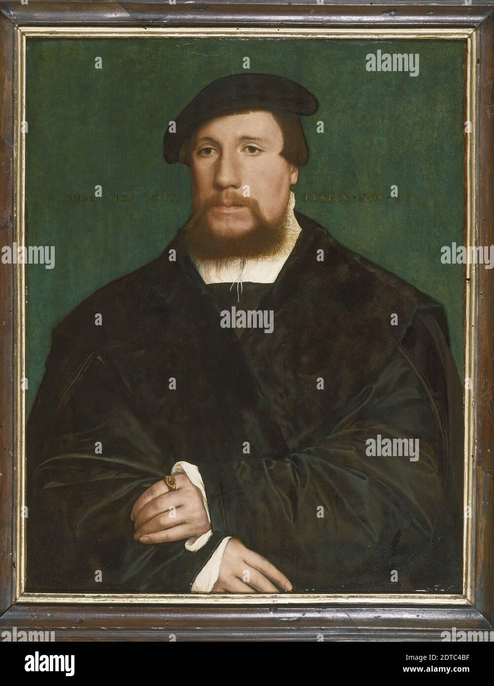 Künstler: Hans Holbein der Jüngere, Deutsch, 1497/98–1543, Portrait eines Hanseatischen Händlers, Öl auf Tafel, ungerahmt: 49.6 × 39 cm (19 1/2 × 15 3/8 Zoll) gründeten die Kaufleute der Hanse, einer mächtigen deutschen Handelsorganisation, die sich rasch in andere Länder entlang der Ostsee und der Nordsee ausdehnte, ihren englischen Hauptsitz im Londoner Stahlhof. Holbein wurde beauftragt, den Versammlungsraum zu dekorieren und individuelle Porträts der Gildenmitglieder zu produzieren. Diese nehmen alle das gleiche Format an, wobei der Sitter frontal vor einem schmucklosen Hintergrund dargestellt wird. Stockfoto