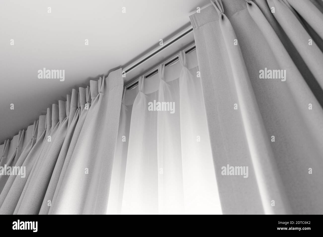 Zwei Schichten Vorhang mit Schienen, an der Decke installiert, transluzente und blockierende Lichter Vorhang Stockfoto