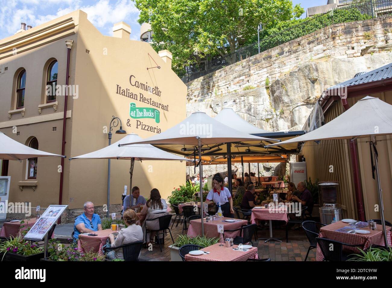 Italienisches Restaurant mit Gästen, die draußen in der Gegend von Rocks essen Im Stadtzentrum von Sydney, NSW, Australien Stockfoto