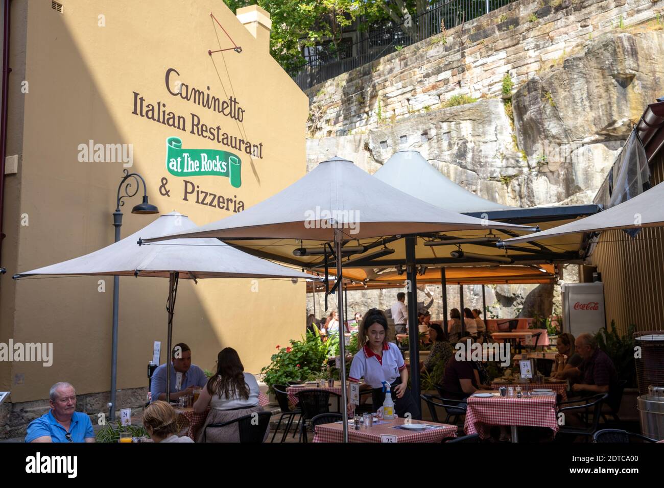 Italienisches Restaurant mit Gästen, die draußen in der Gegend von Rocks essen Im Stadtzentrum von Sydney, NSW, Australien Stockfoto