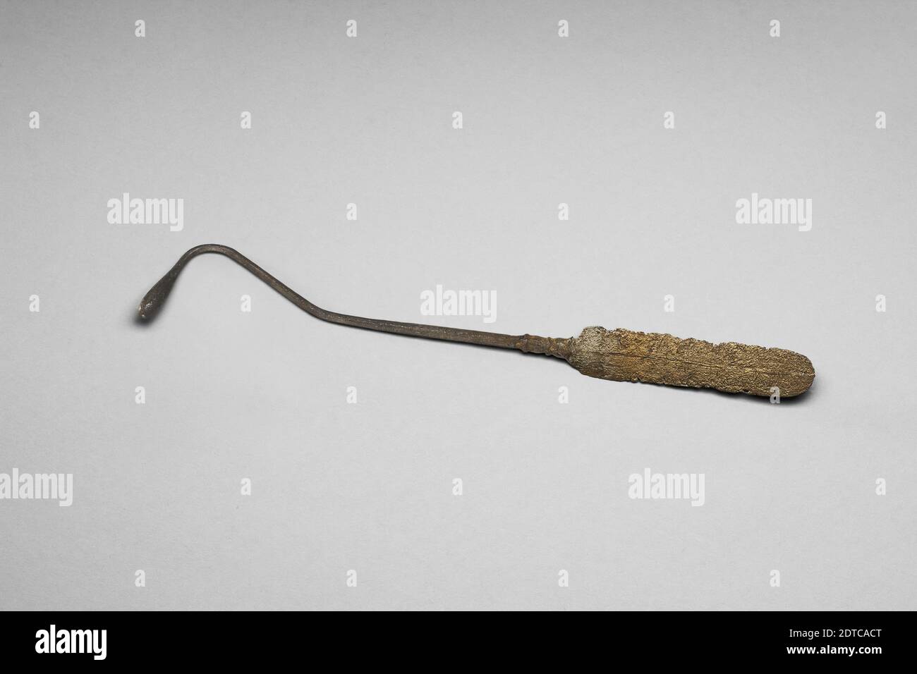 Aufrollautomatik mit Spachtel, ca. 165–256 n. Chr., Bronze, 13.35 cm (5 1/4 in.), Yale-Französisch Ausgrabungen in Dura-Europos, ausgegraben in Dura-Europos, Syrien, Syrisch, Dura-Europos, Griechisch-Römisch oder Parther, Werkzeuge und Ausrüstung Stockfoto