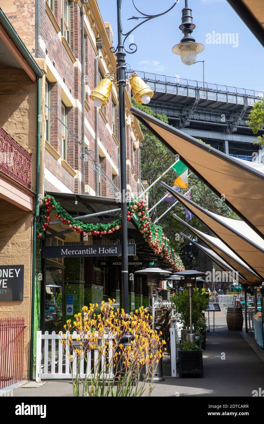Weihnachtsschmuck außerhalb des Mercantile Pub in der Rocks Gegend Von Sydney, NSW, Australien Stockfoto