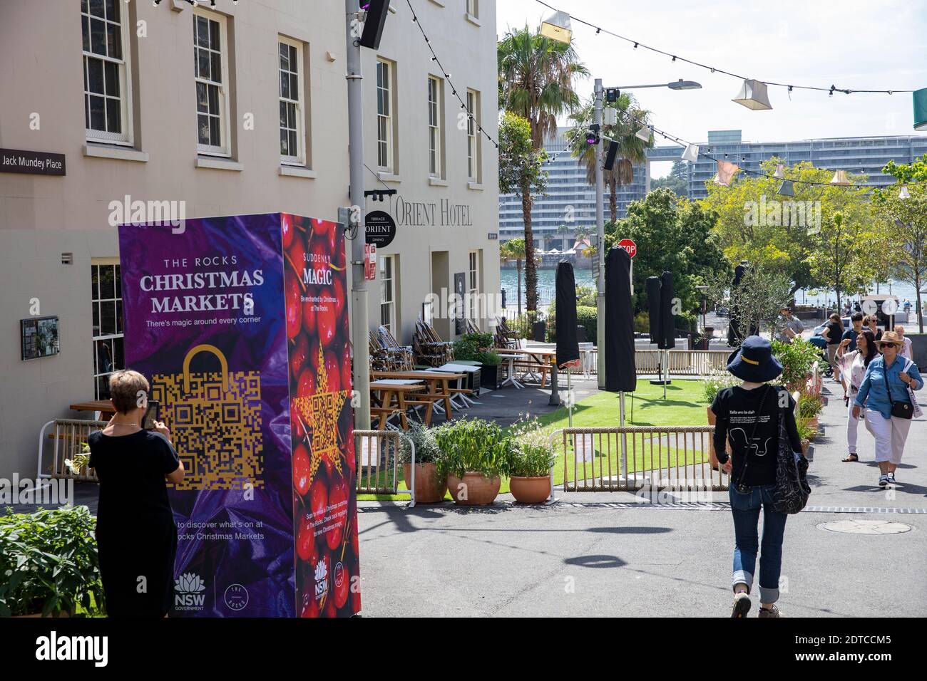Weihnachten in der Rocks Gegend von Sydney, mit Weihnachtsmärkten in den Straßen und Weihnachtsdekorationen in den Straßen, Sydney, Australien Stockfoto