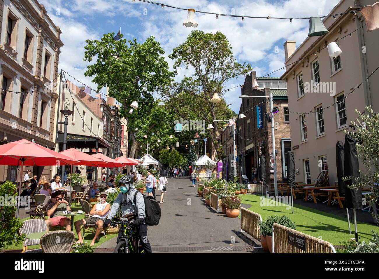 Weihnachten in der Rocks Gegend von Sydney, mit Weihnachtsmärkten in den Straßen und Weihnachtsdekorationen in den Straßen, Sydney, Australien Stockfoto