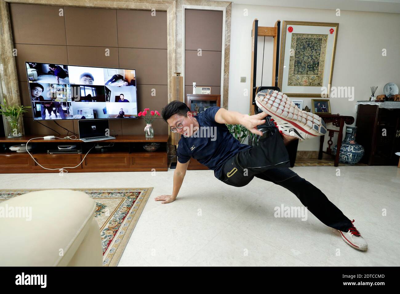 201222 Peking 22 Dezember 2020 Xinhua Hu Xiaoqian Ein Lehrer Der Tsinghua Universitat Verwendet Online Bildungssystem Um Eine Baseball Klasse In Peking Hauptstadt Von China 17 Februar 2020 Zu Unterrichten Das Normale