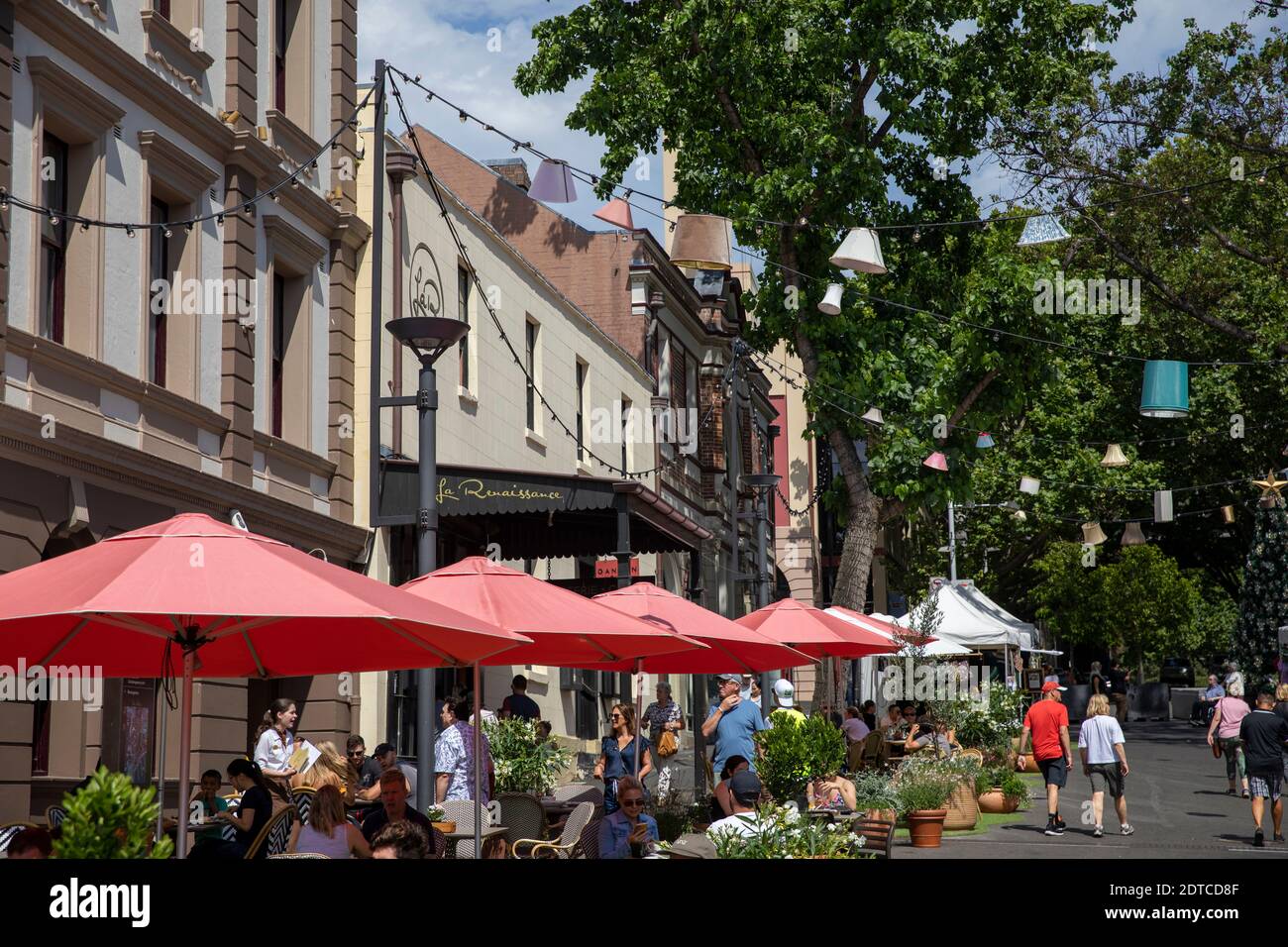 Weihnachten in der Rocks Gegend von Sydney, mit Weihnachtsmärkten in den Straßen und Weihnachtsdekorationen in den Straßen, Sydney, Australien Stockfoto