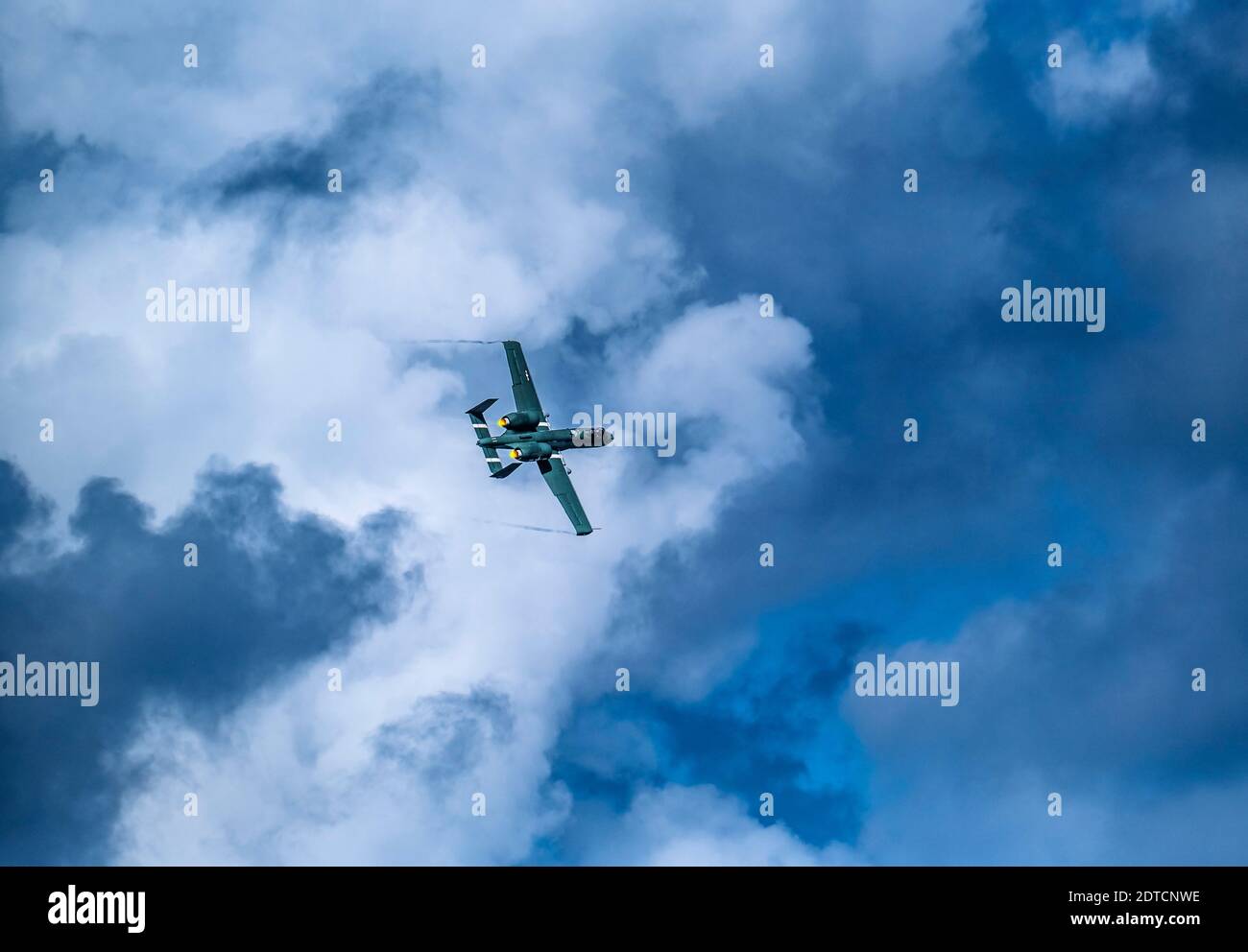 Fairchild Republic A-10 Thunderbolt II fliegt gegen den Himmel Stockfoto