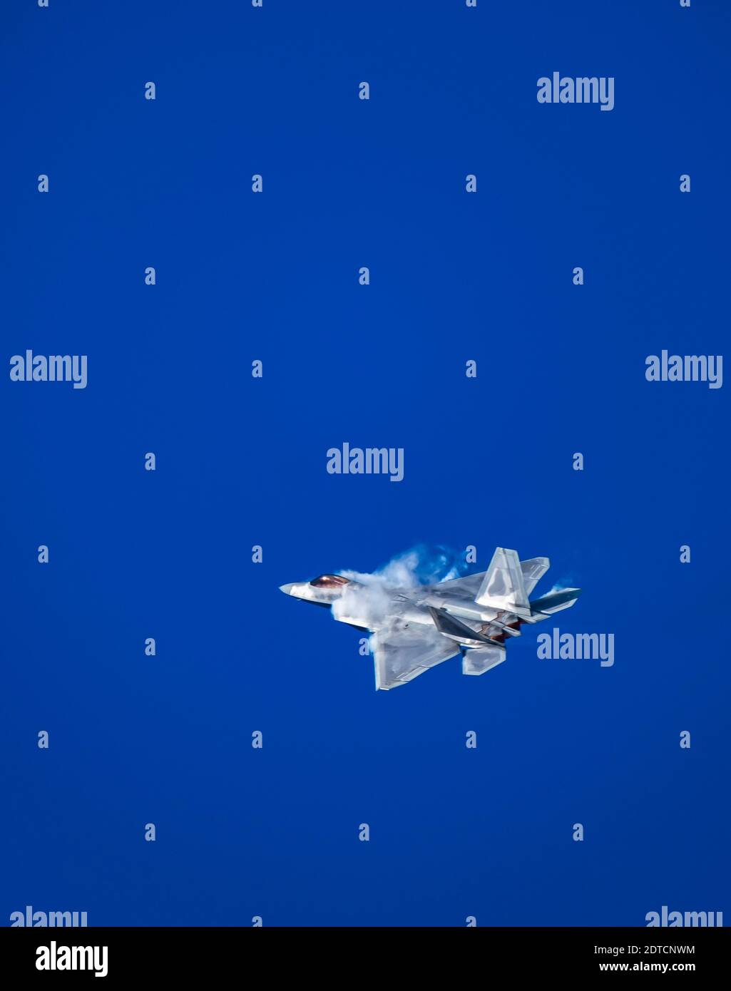 Lockheed Martin F-22 Raptor fliegt gegen den blauen Himmel Stockfoto