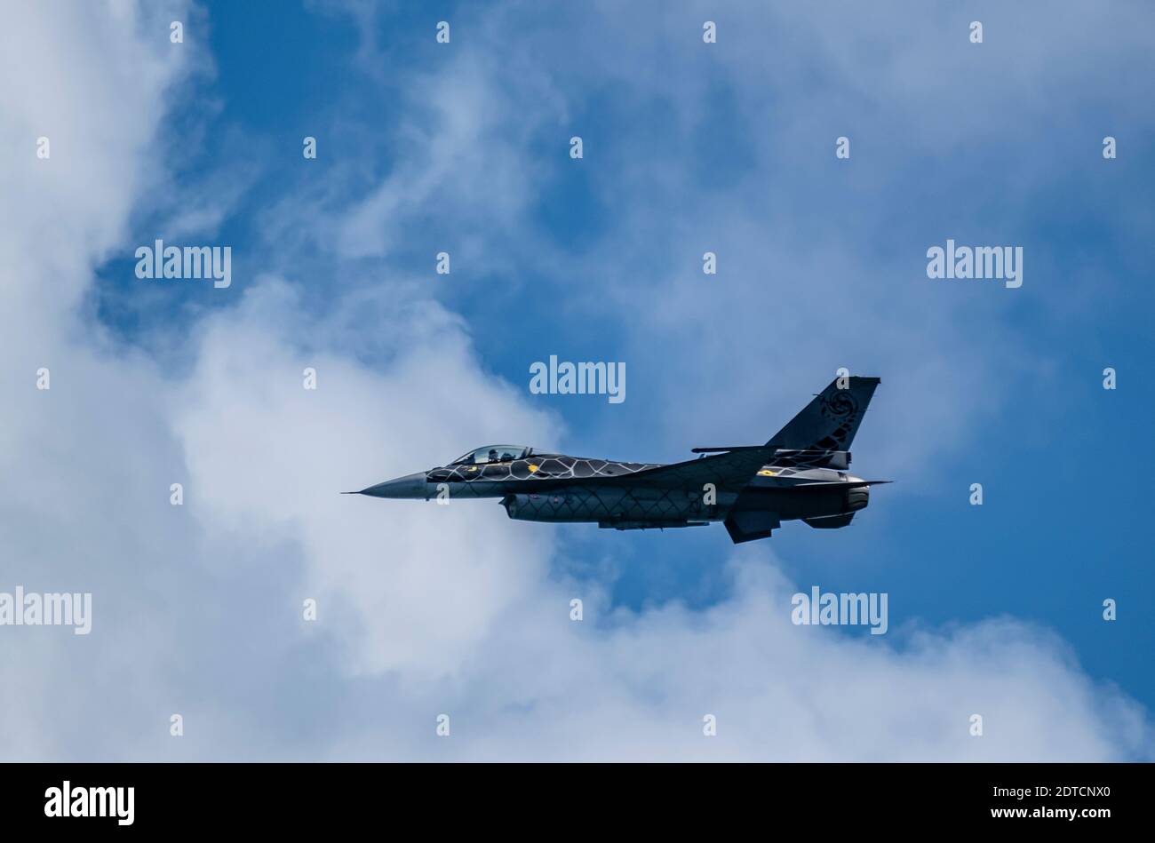 F-16 Fighting Falcon fliegt gegen den Himmel Stockfoto