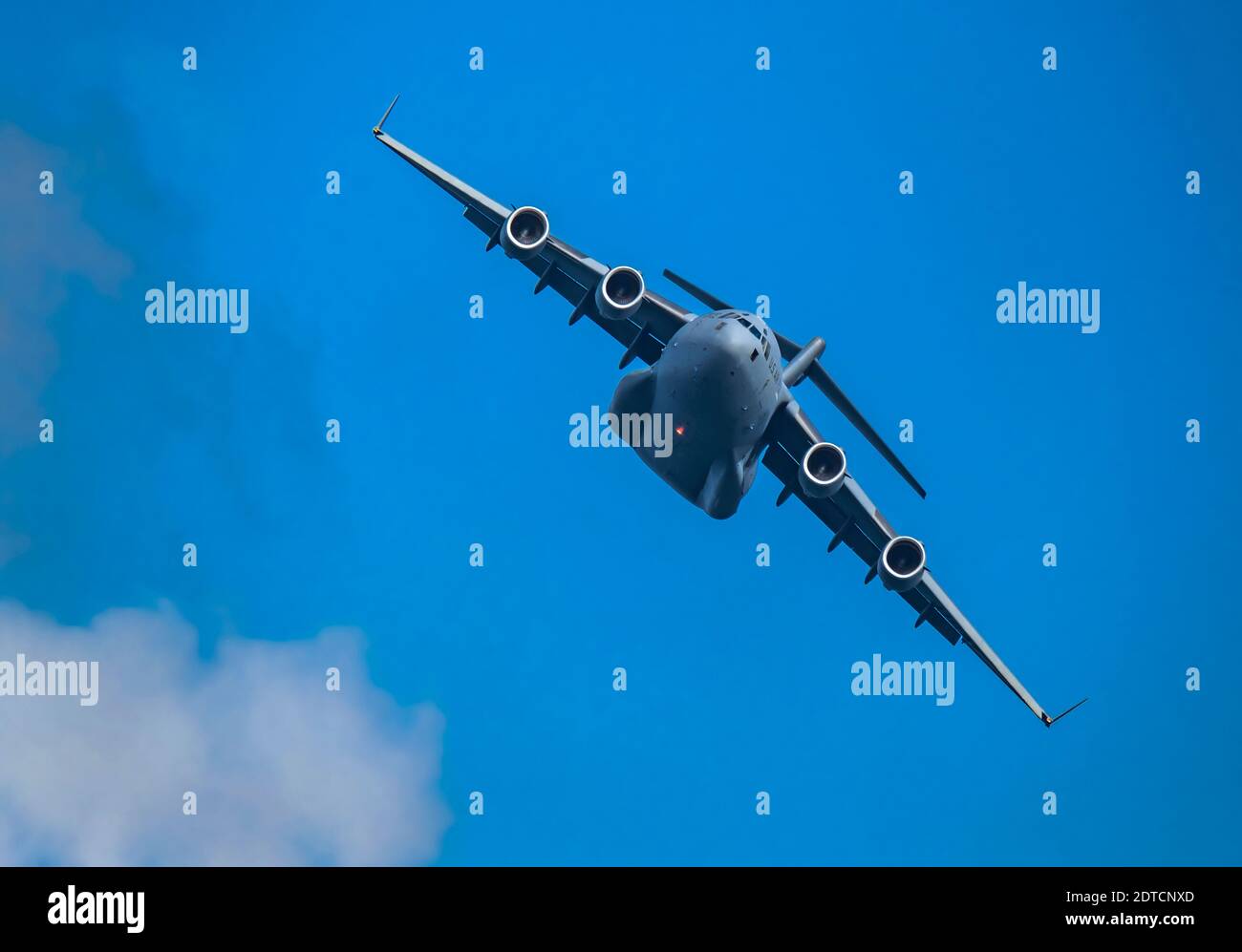 McDonnell Douglas/Boeing C-17 Globemaster III Frachtflugzeug der American Air Force Fliegen gegen den Himmel Stockfoto