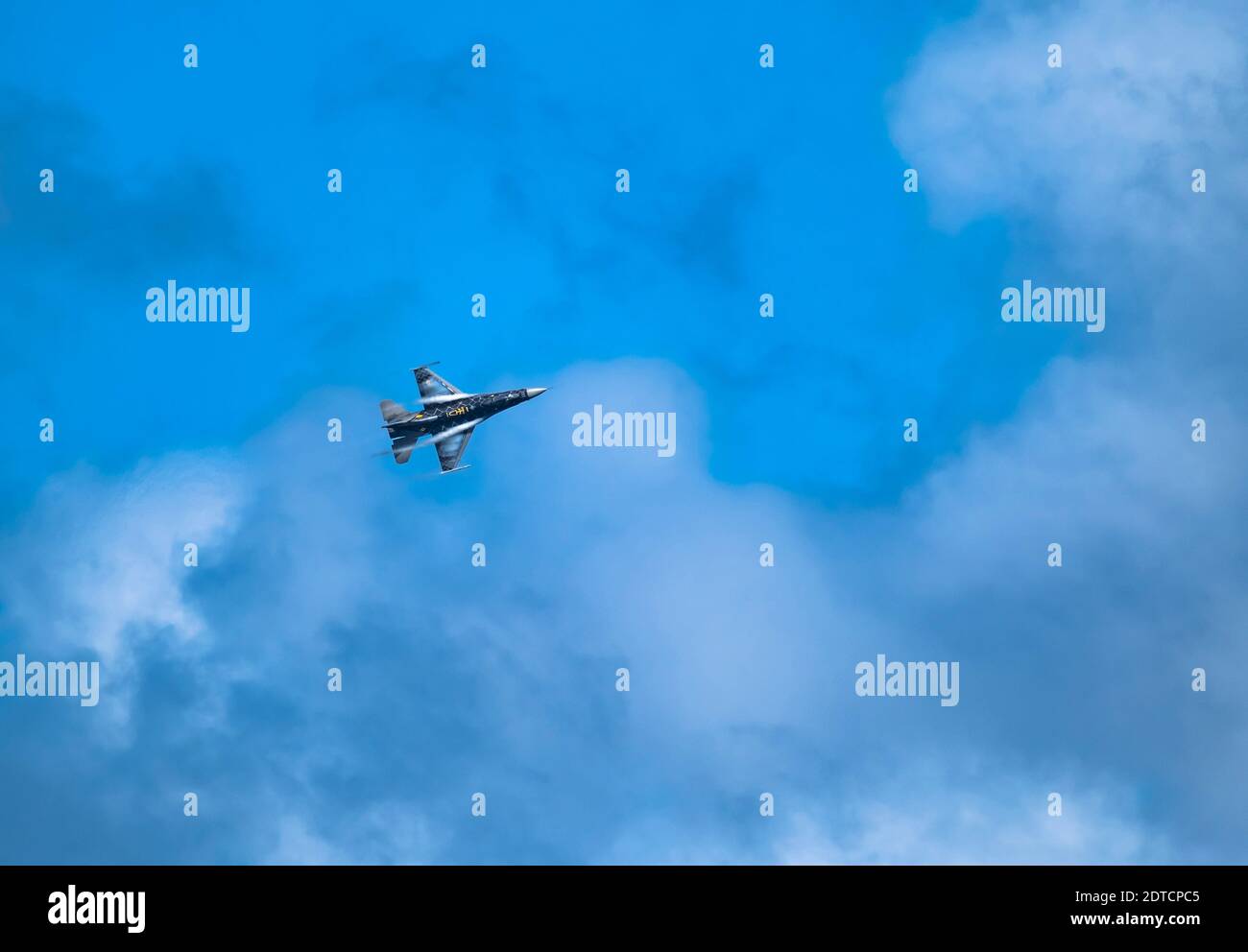 F-16 Fighting Falcon fliegt gegen den Himmel Stockfoto