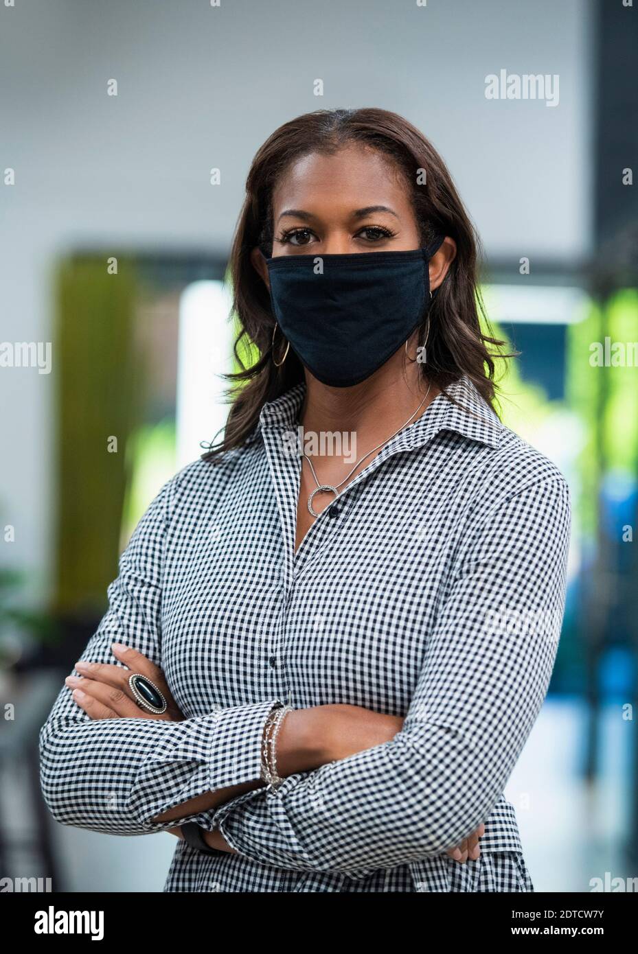 Porträt der Geschäftsfrau trägt Gesichtsmaske im Büro Stockfoto
