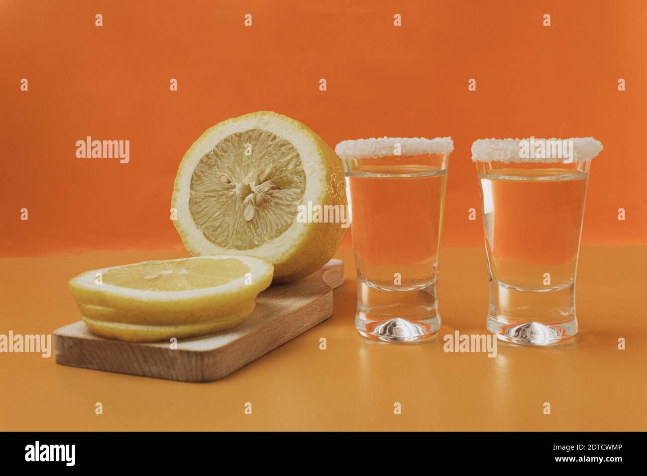 Tequila, Salz und Zitrone auf gelbem Grund. Seitenansicht. Stockfoto