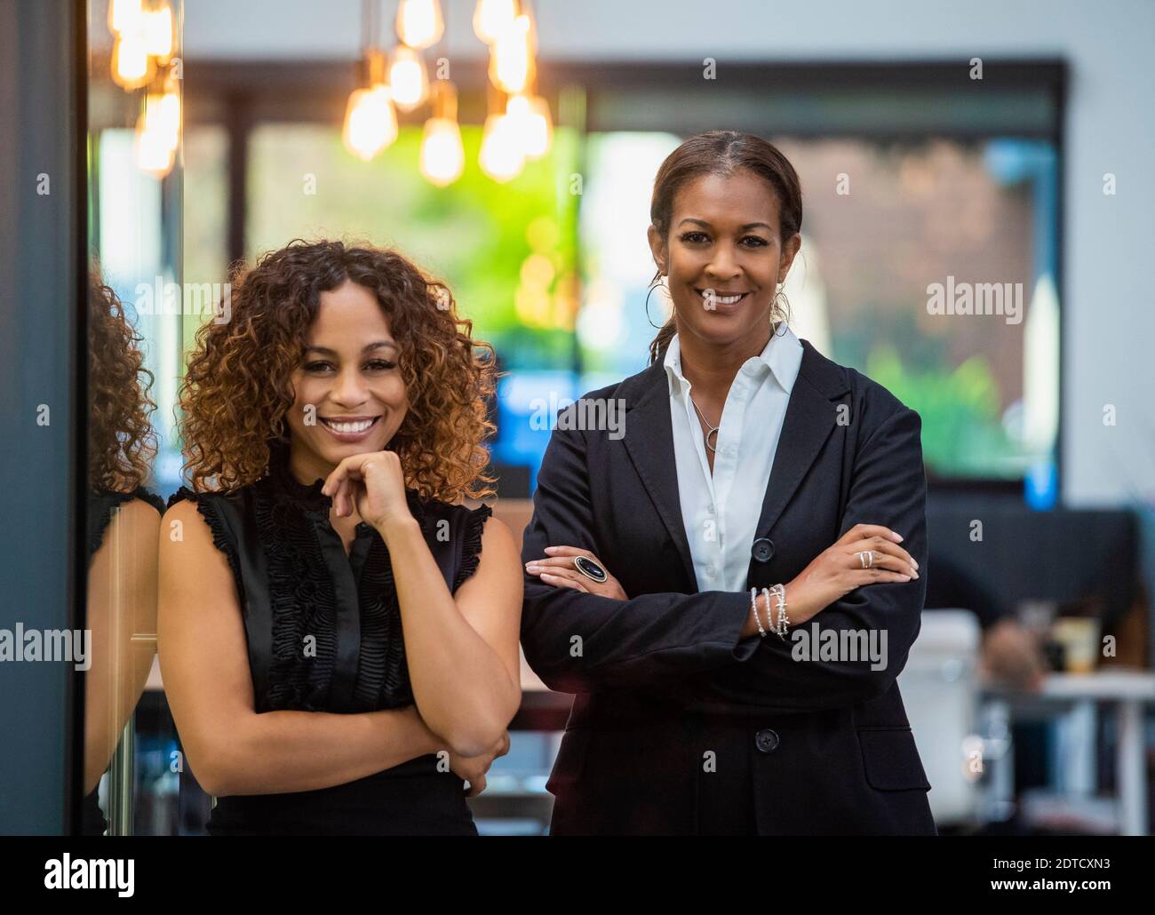 Porträt von zwei lächelnden Geschäftsfrauen im Büro stehen Stockfoto