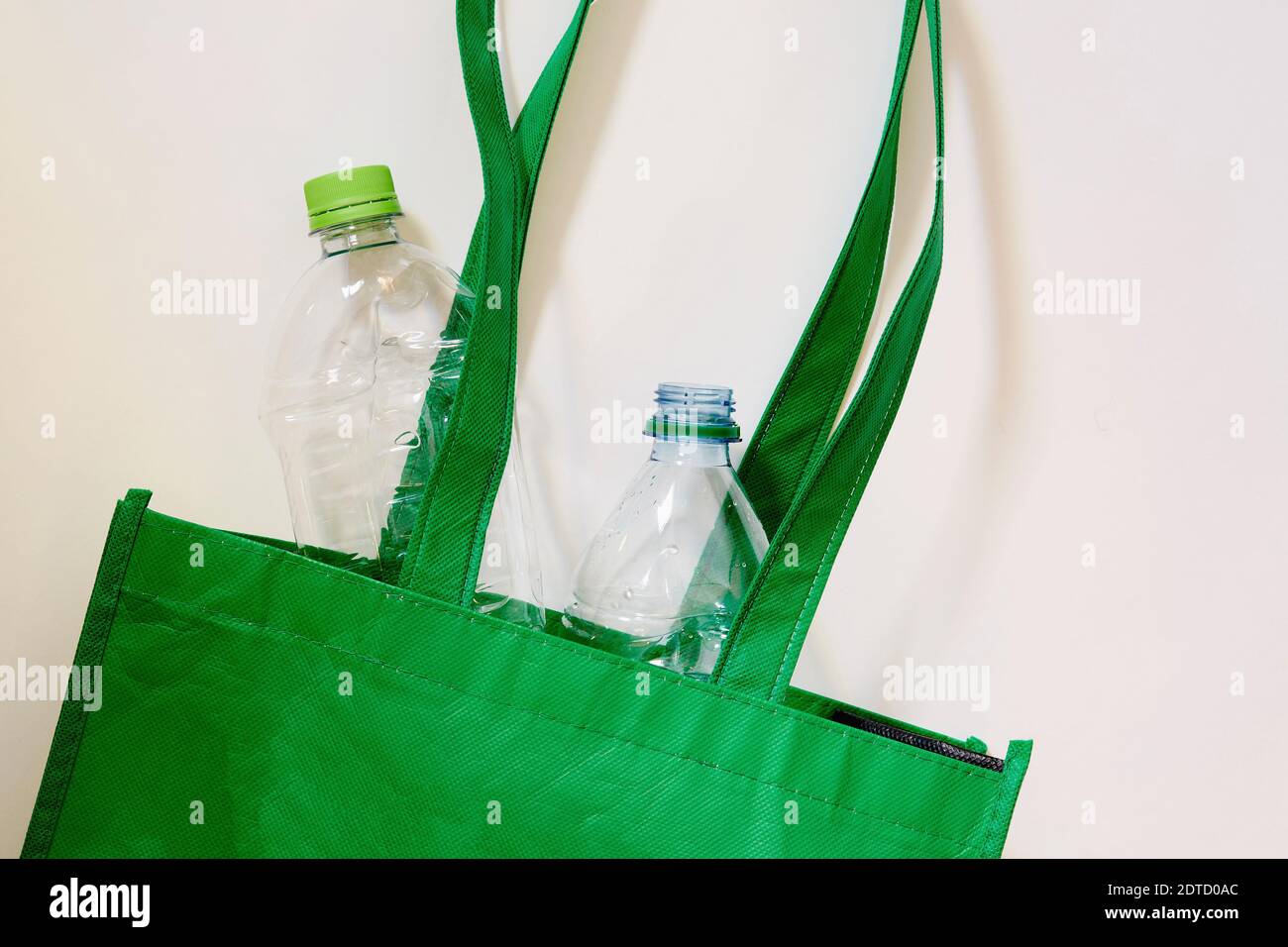 Plastikflaschen im Recyclingbeutel Stockfoto