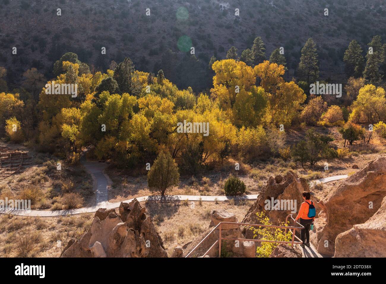 SENIOR WOMAN HIKING BANDELIER NATIONAL MONUMENT, NM, USA Stockfoto