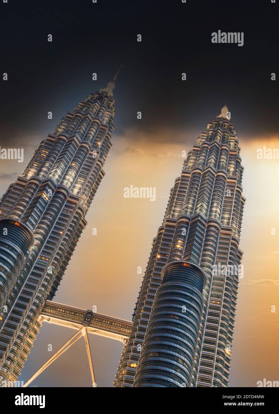 Malaysia, Kuala Lumpur, Nachtansicht der Petronas Towers Stockfoto