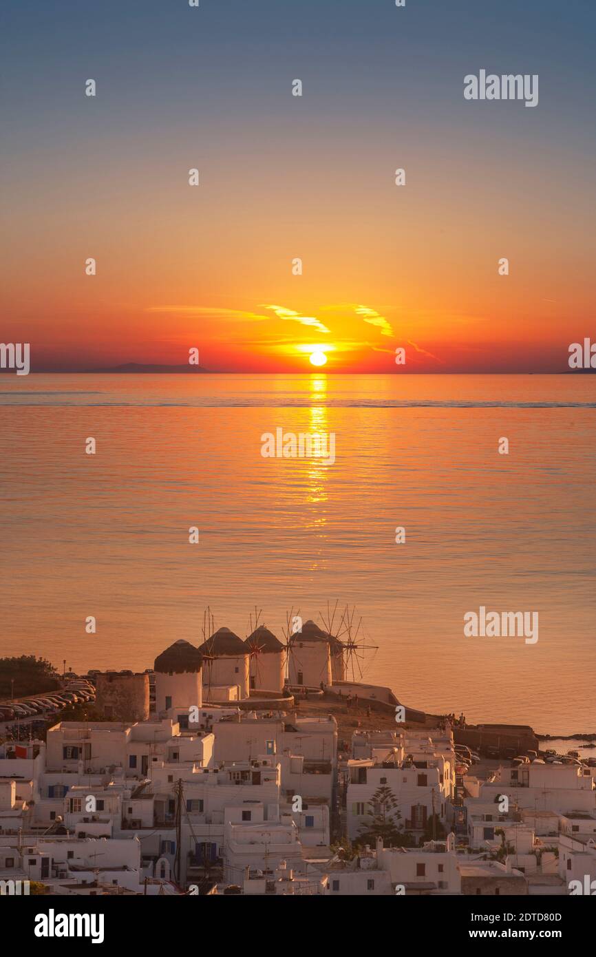 Griechenland, Kykladen Inseln, Mykonos, Chora, Luftbild des Meeres und der Küstenstadt bei Sonnenuntergang Stockfoto