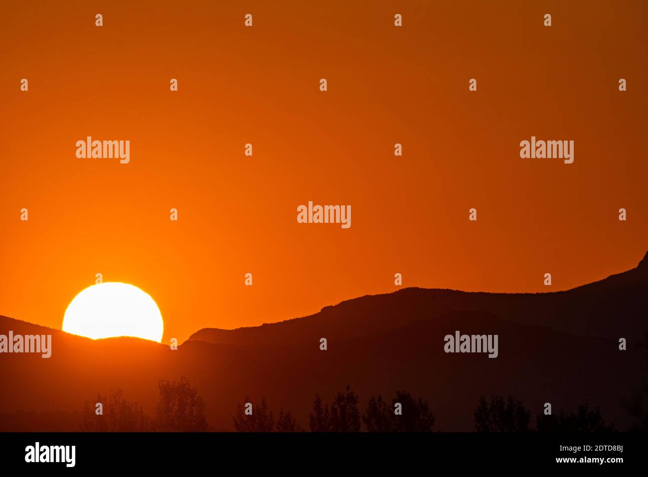 USA, Idaho, Bellevue, Sonne steigt hinter dem Berg Stockfoto