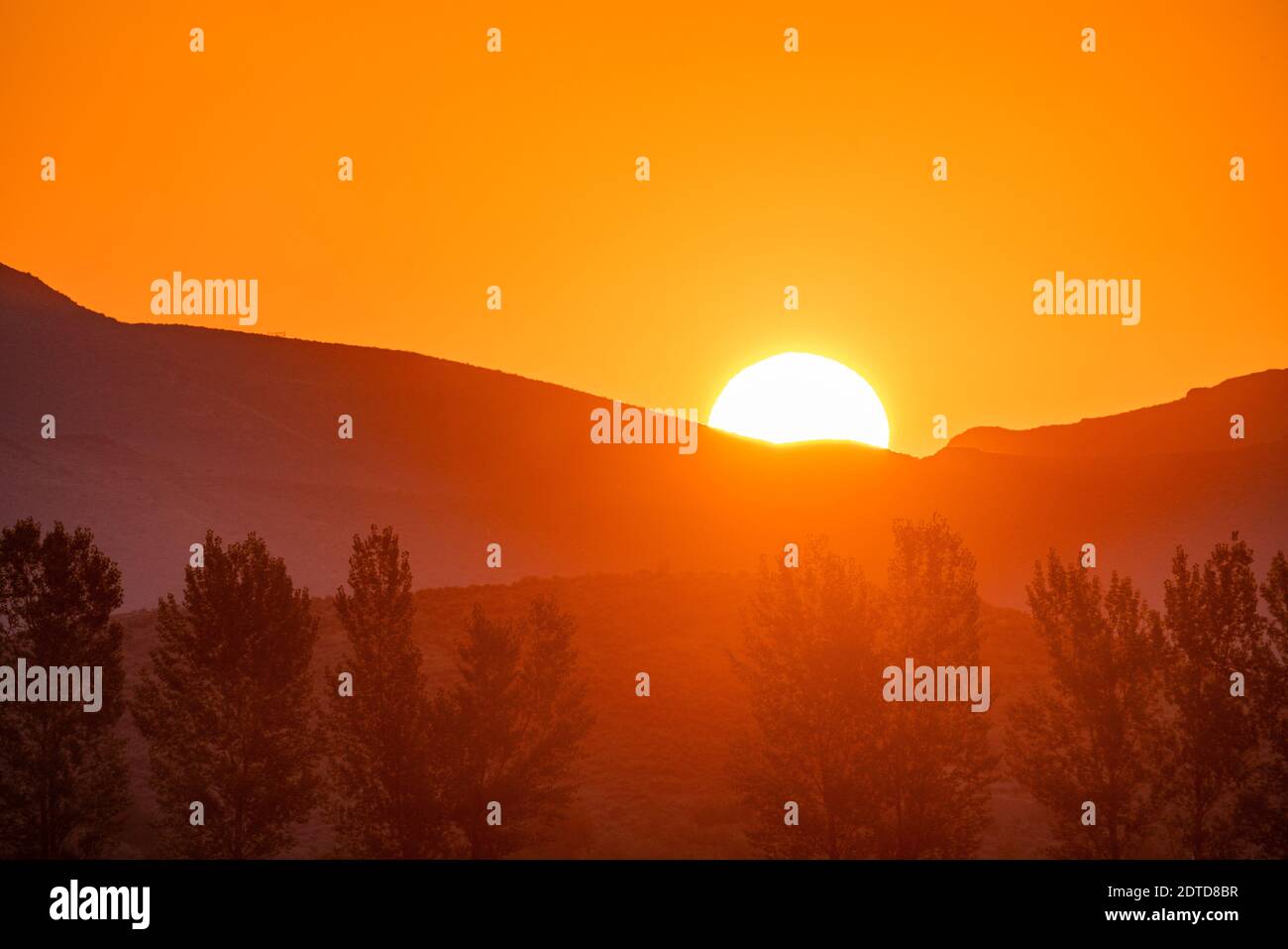 USA, Idaho, Bellevue, Sonne steigt hinter dem Berg Stockfoto
