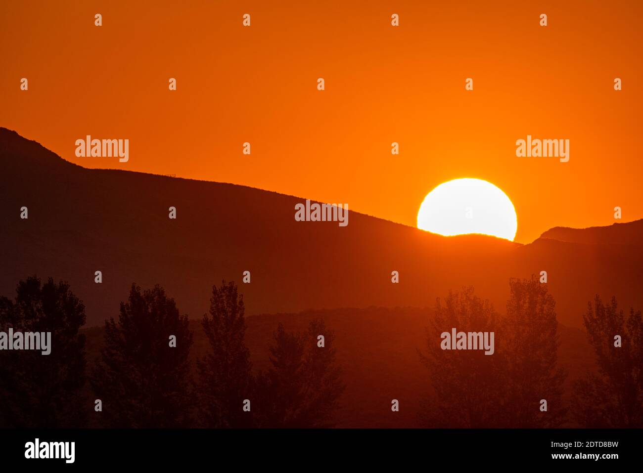 USA, Idaho, Bellevue, Sonne steigt hinter dem Berg Stockfoto