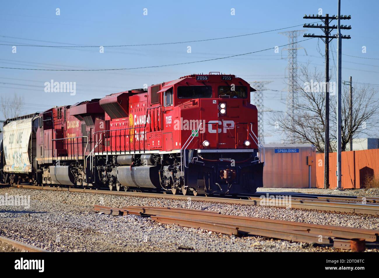 Elgin, Illinois, USA. Zwei Lokomotiven der Canadian Pacific Railway führen einen Güterzug östlich durch Bartlett, Illinois. Stockfoto