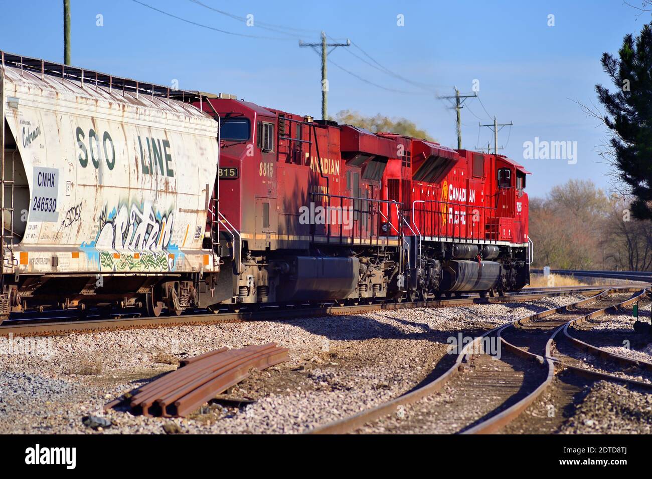 Bartlett, Illinois, USA. Ein Paar Canadian Pacific Railway Lokomotiven führen einen Güterzug ostwärts durch Bartlett, Illinois. Stockfoto
