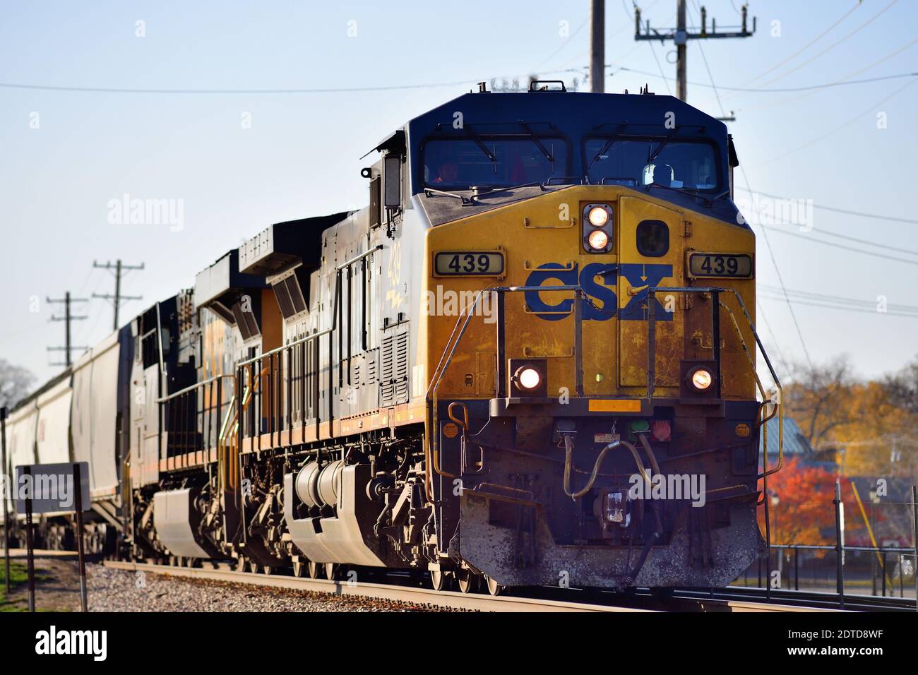Bartlett, Illinois, USA. Ein Paar durchfahrbare CSX Transportlokomotiven führt einen Güterzug der Canadian Pacific Railway durch Bartlett, Stockfoto