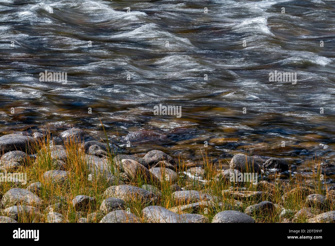 Bewegung verschwommenes Wasser und Ufer des Salmon River Stockfoto
