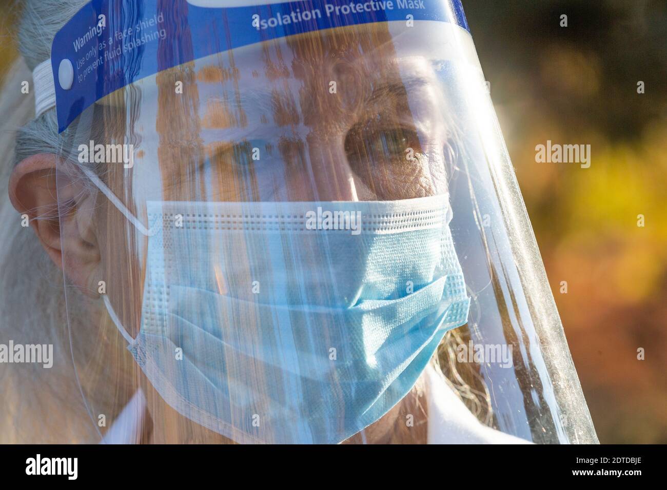 Porträt von leitenden weiblichen medizinischen Personal in covid Schutzkleidung Stockfoto