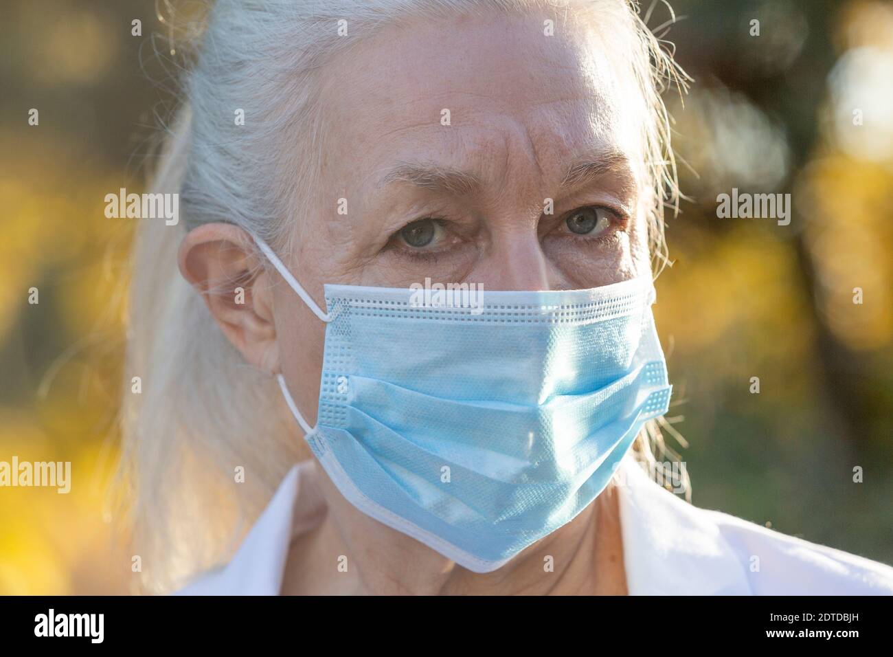 Porträt von älteren weiblichen medizinischen Personal in covid Schutzmaske Stockfoto