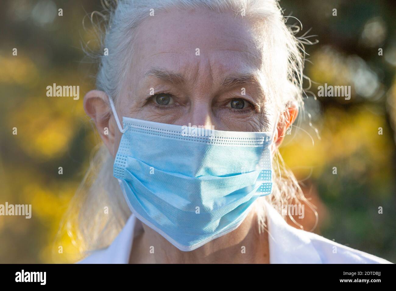 Porträt von älteren weiblichen medizinischen Personal in covid Schutzmaske Stockfoto