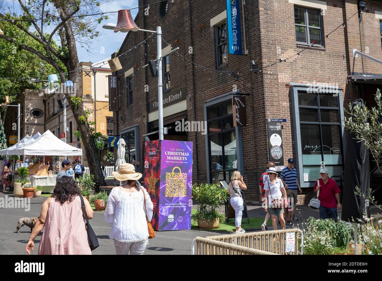 Weihnachten in der Rocks Gegend von Sydney, mit Weihnachtsmärkten in den Straßen und Weihnachtsdekorationen in den Straßen, Sydney, Australien Stockfoto