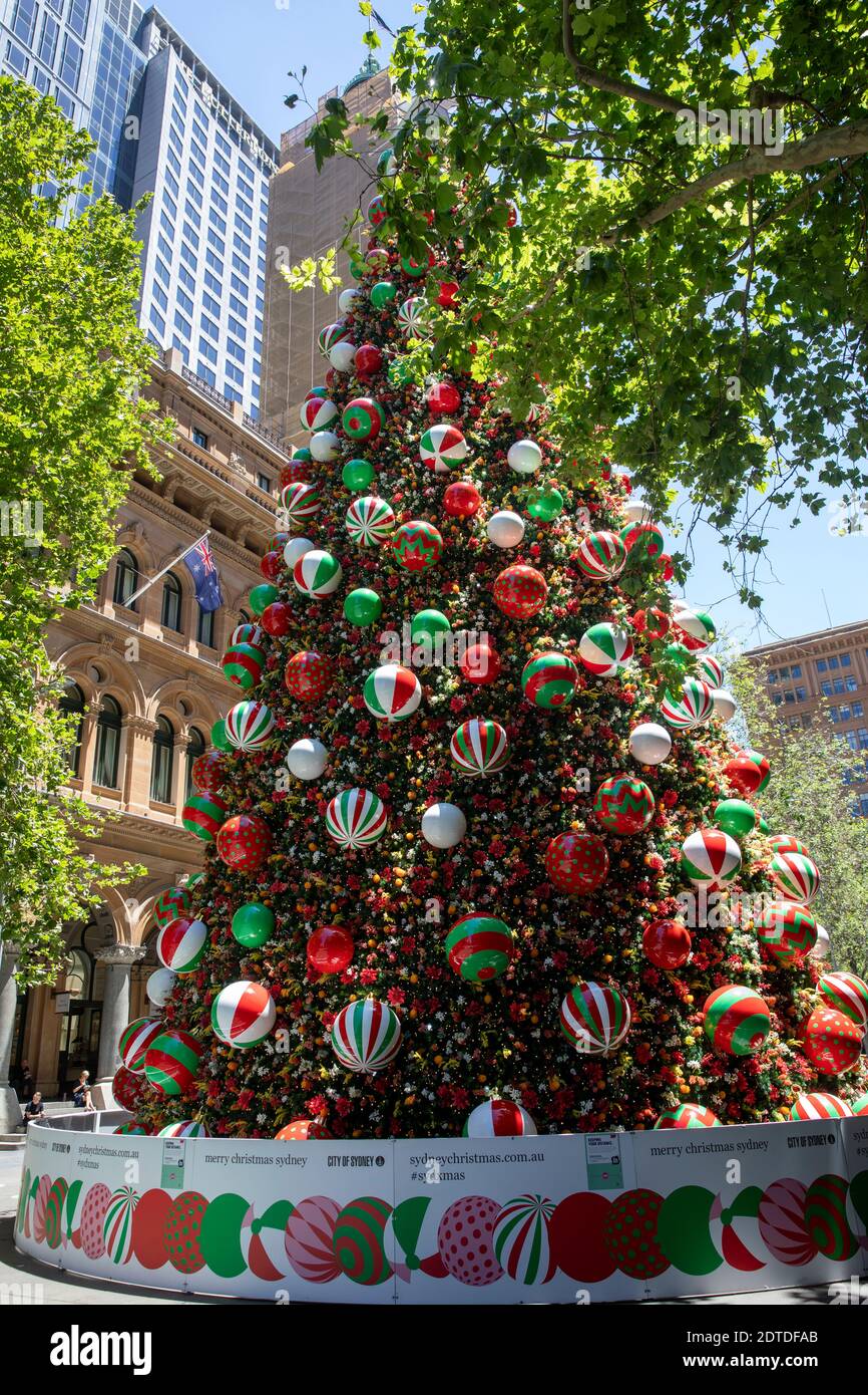 Weihnachtsbaum in Martin Place Sydney Stadtzentrum auf einem Sommer Tag, Sydney, Australien Stockfoto