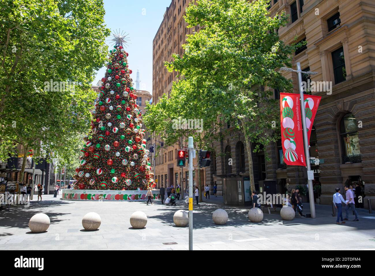 Weihnachtsbaum in Martin Place Sydney Stadtzentrum auf einem Sommer Tag, Sydney, Australien Stockfoto