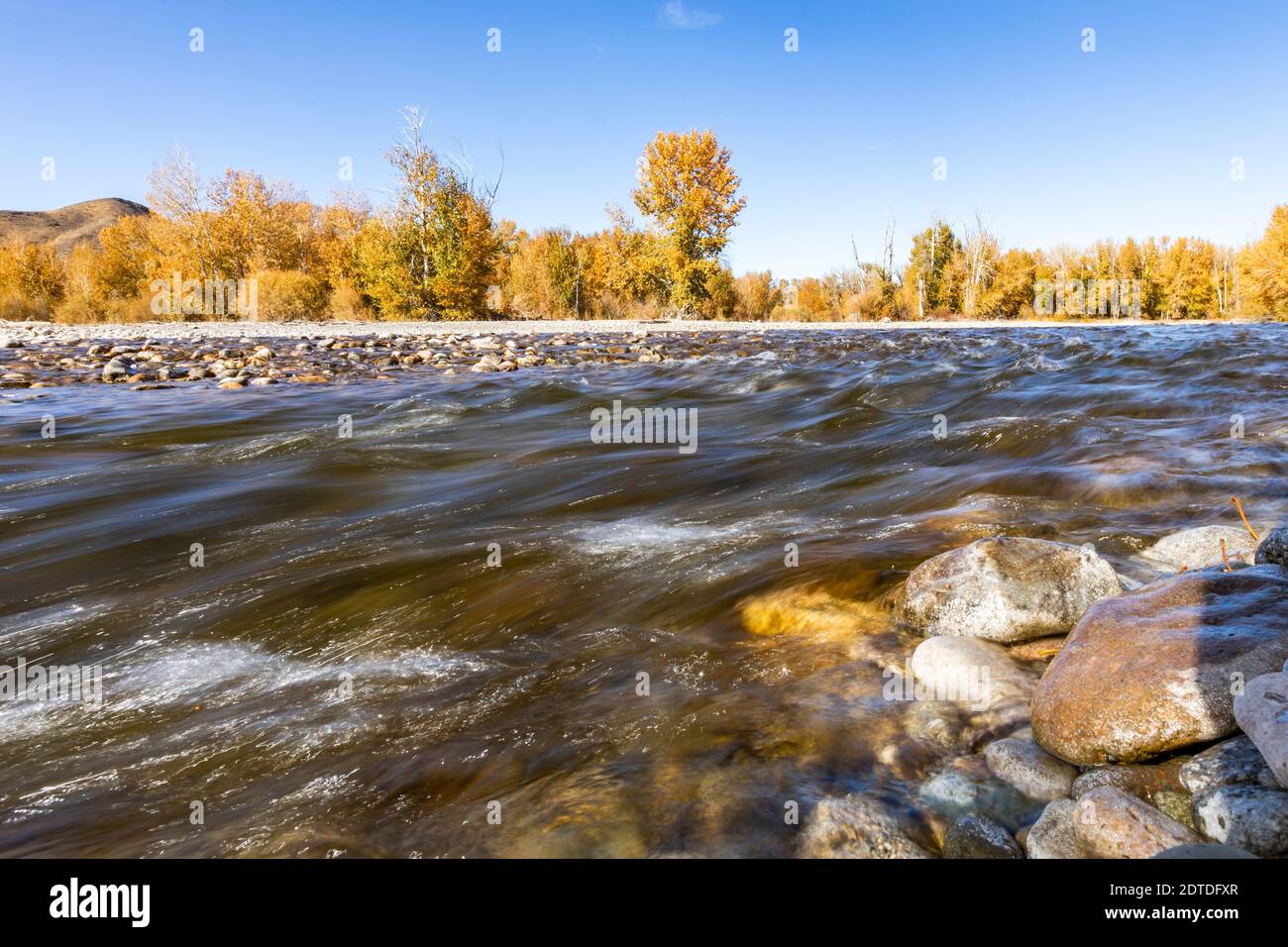 USA, Idaho, Bellevue, Motion verschwommener Fluss des Big Wood River im Herbst Stockfoto