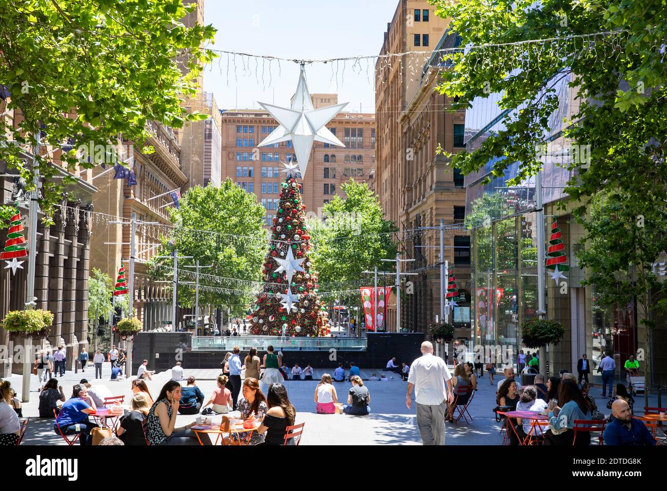 Weihnachtsbaum in Martin Place Sydney Stadtzentrum auf einem Sommer Tag, Sydney, Australien Stockfoto