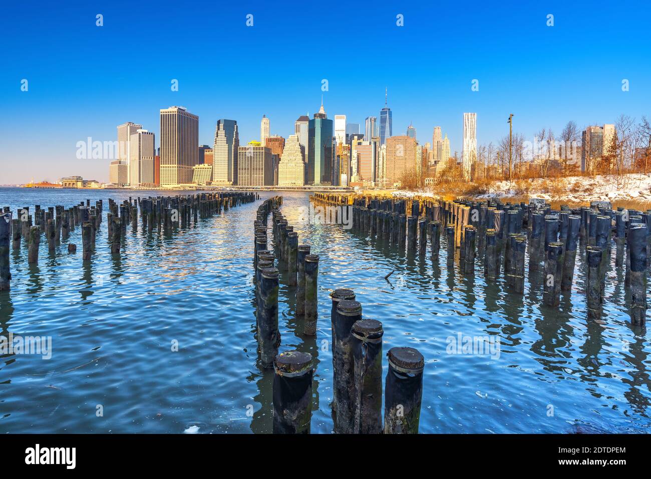 East River und Manhattan bei Sonnenaufgang im Winter, New York City Stockfoto