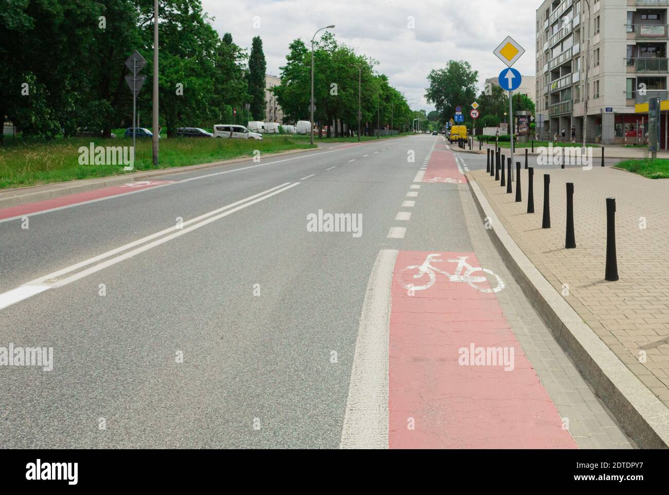 Fahrradweg auf der Seite der Autobahn. Straßenschild und Radweg auf einer Stadtautobahn. Strecke für Radfahrer, Radweg Schild. Straße für Autos, Fahrräder und pe Stockfoto