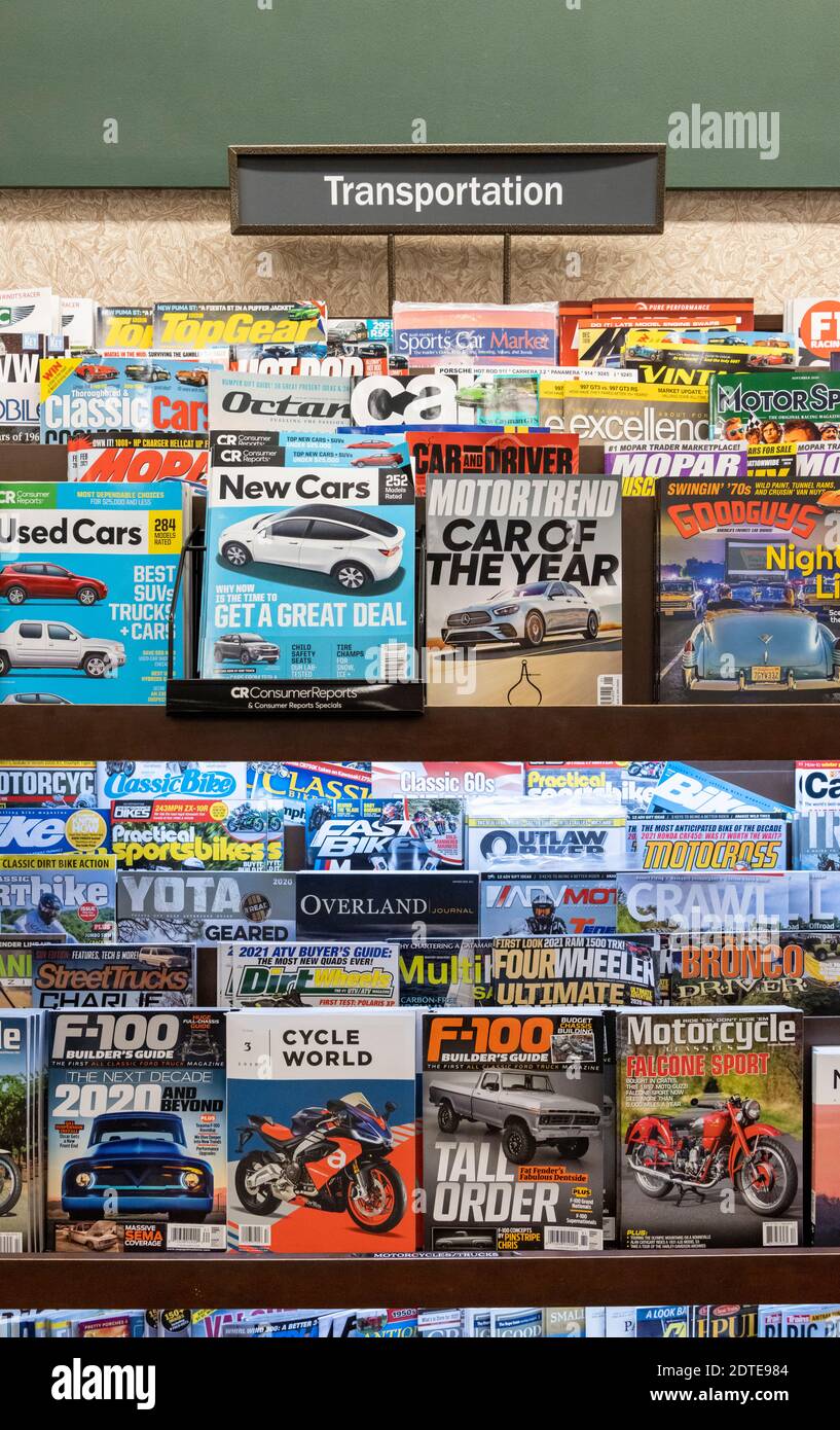 Transport- und Autozeitschriften in Regalen, Barnes and Noble, USA Stockfoto