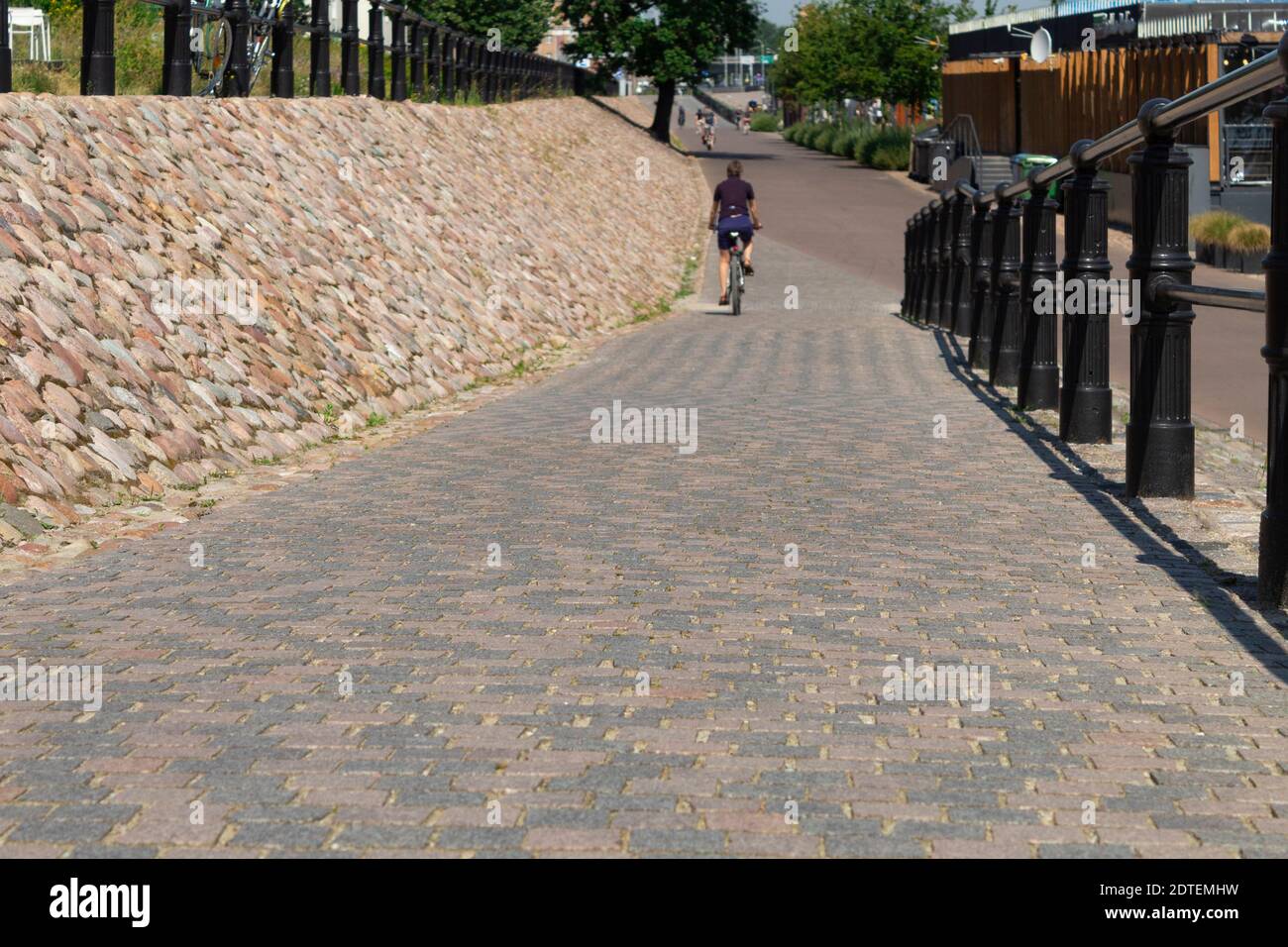 Abstieg auf einem gepflasterten Weg. Abstieg auf dem Bürgersteig Stockfoto