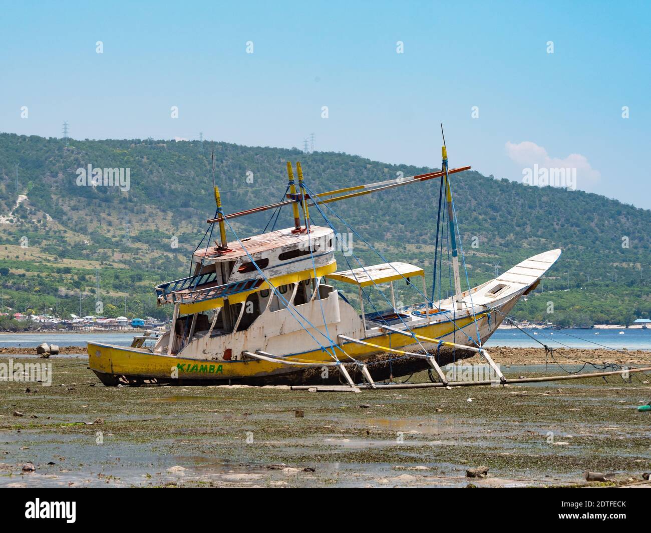 Das traditionelle Thunfischfangboot mit Stützen wurde in Tinoto, einem Dorf in Maasim, Provinz Sarangani, Philippinen, zerstört Stockfoto