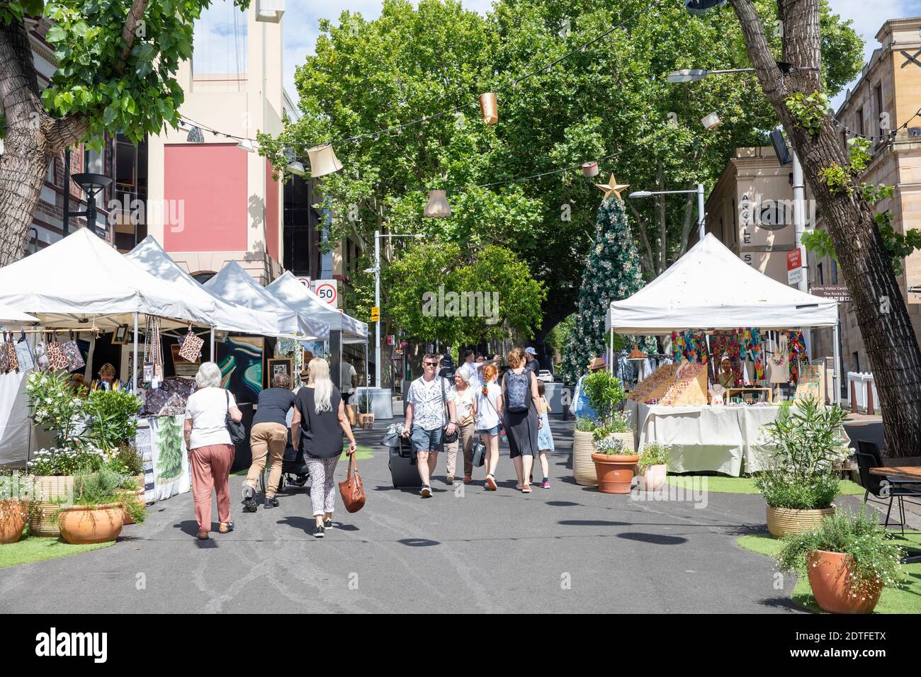 Weihnachtsmärkte im The Rocks Sydney mit Lampenschirmen The Street, Sydney, Australien Stockfoto