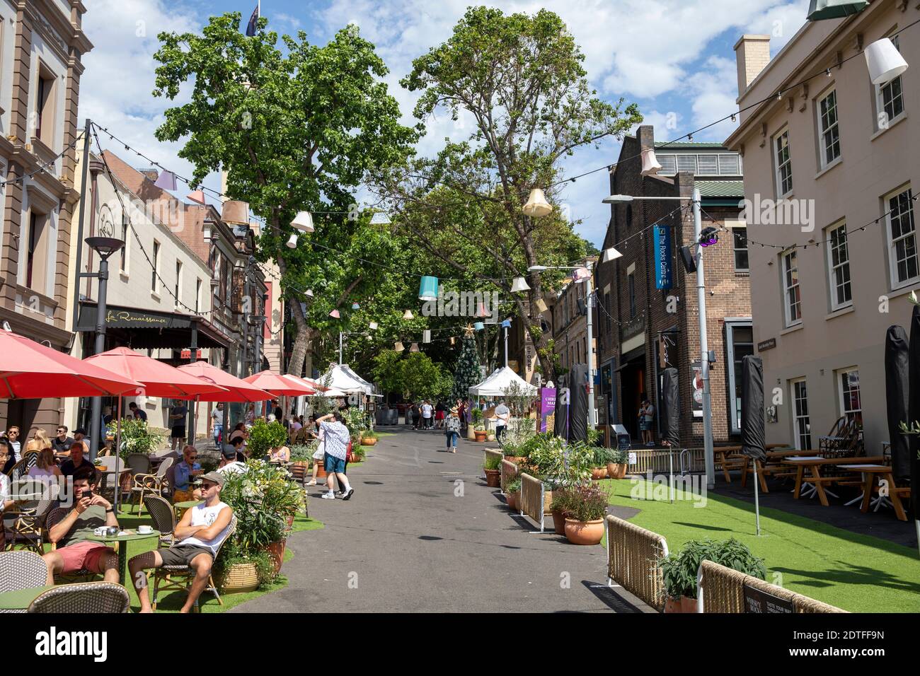 Weihnachtsmärkte in The Rocks Sydney mit Lampenschirmen, die von der Straße hängen, Sydney, Australien auf der Argyle Street Stockfoto