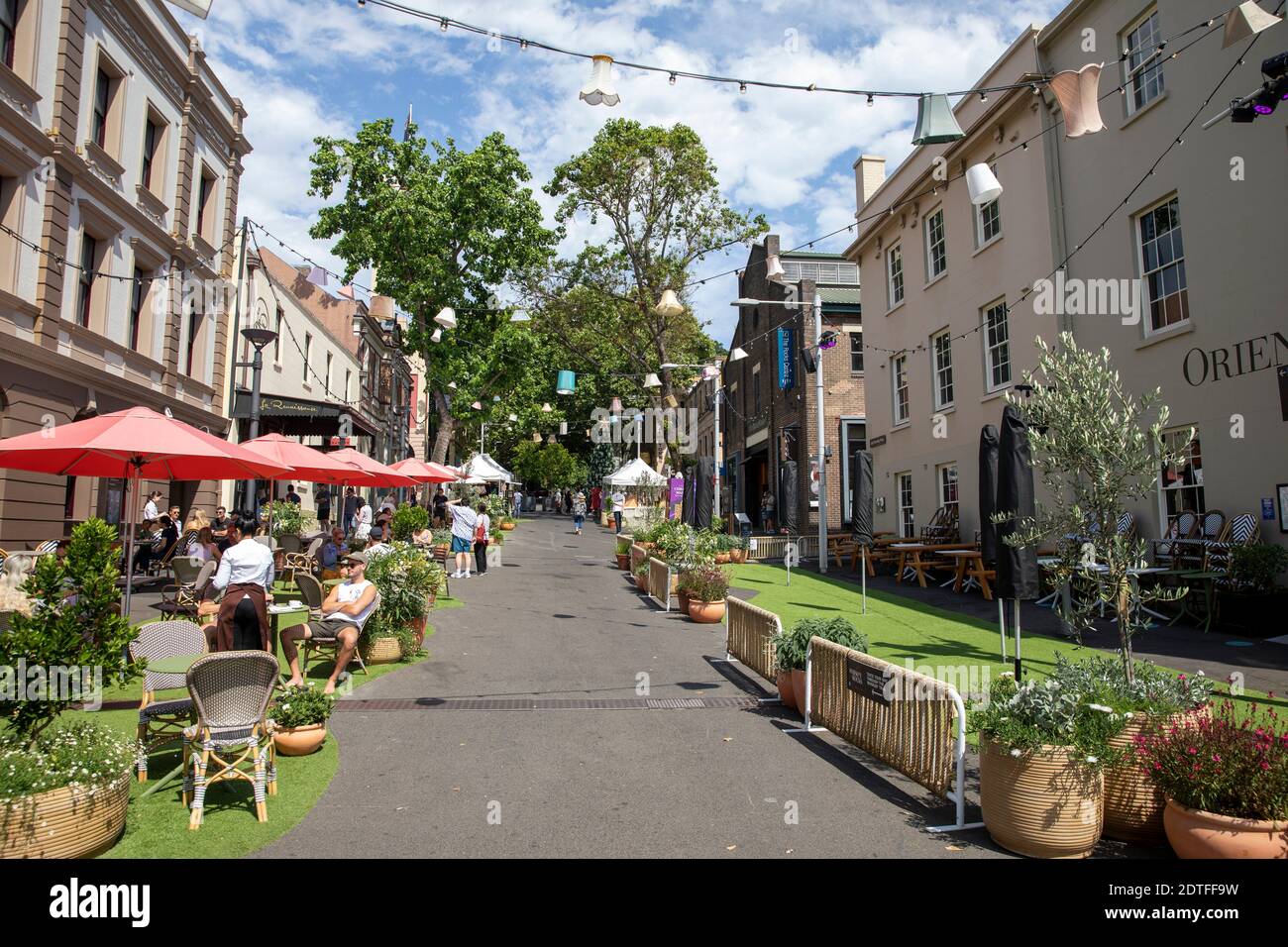 Weihnachtsmärkte in The Rocks Sydney mit Lampenschirmen, die von der Straße hängen, Sydney, Australien auf der Argyle Street Stockfoto