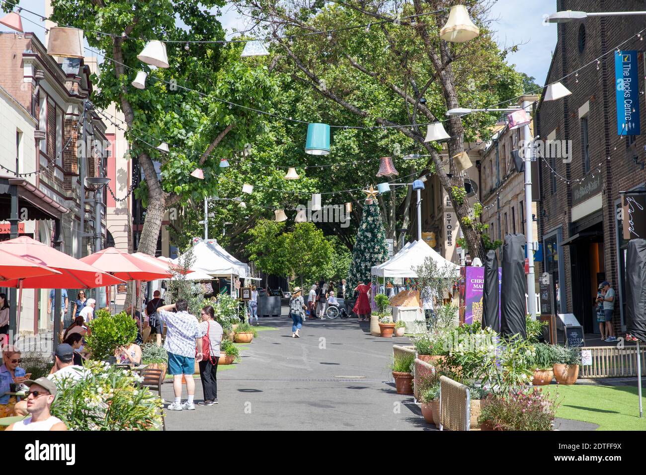Weihnachtsmärkte in The Rocks Sydney mit Lampenschirmen, die von der Straße hängen, Sydney, Australien auf der Argyle Street Stockfoto