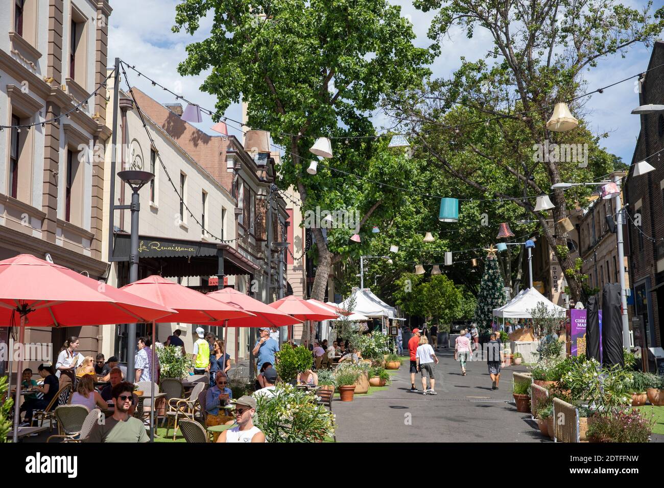 Weihnachtsmärkte in The Rocks Sydney mit Lampenschirmen, die von der Straße hängen, Sydney, Australien auf der Argyle Street Stockfoto