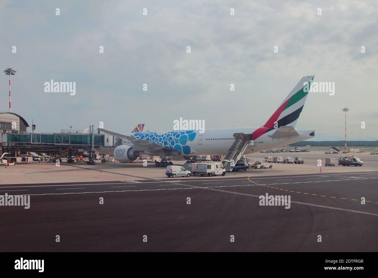 Mailand, Italien - 29. Jun 2019: Emirates Airlines Flugzeug am Vorfeld des internationalen Flughafens Stockfoto